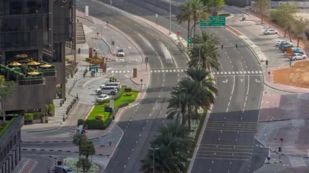 Dubai, BAE 'deki DIFC bölgesi yakınlarındaki Al Saada caddesindeki trafiğin Skyline görüntüsü. — Stok video