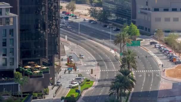 Skyline-Ansicht des Verkehrs auf der Al Saada Straße in der Nähe des DIFC-Distrikts im Zeitraffer in Dubai, VAE. — Stockvideo