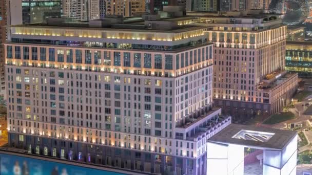 Hotely a kancelářské budovy ve finanční čtvrti v Dubaji letecké noci timelapse — Stock video