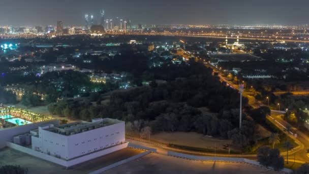 Jardim no distrito de Zabeel com arranha-céus em uma timelapse aérea de fundo em Dubai, Emirados Árabes Unidos — Vídeo de Stock