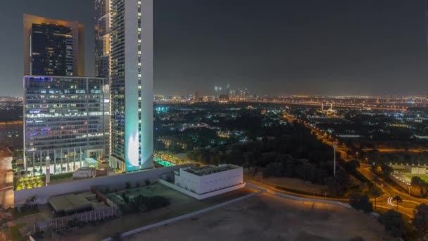 Jardim no distrito de Zabeel com arranha-céus em uma timelapse aérea de fundo em Dubai, Emirados Árabes Unidos — Vídeo de Stock