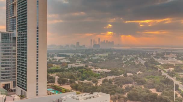 Zonsopgang over tuin in Zabeel district met wolkenkrabbers op een achtergrond luchtfoto timelapse in Dubai, Verenigde Arabische Emiraten — Stockvideo