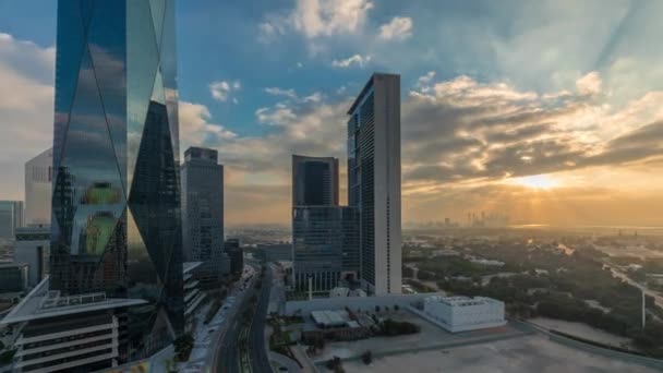 Dubaj Mezinárodní finanční okrsek leteckou noc co den. Panoramatický pohled na obchodní kancelářské věže. — Stock video