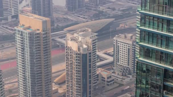 Tours de la marina de Dubaï avec la circulation sur la route Sheikh Zayed près de la station de métro timelapse. — Video
