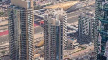 Dubai marina kuleleri, Şeyh Zayed yolu üzerinde metro istasyonuna yakın trafiği olan zaman dilimi..
