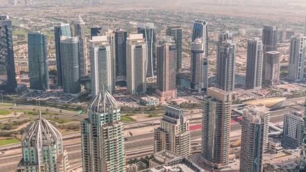 Dubai torres marinas con tráfico en la carretera Sheikh Zayed cerca de la estación de metro timelapse. — Vídeo de stock