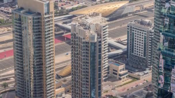 Menara Dubai marina dengan lalu lintas di jalan Sheikh Zayed dekat stasiun metro timelapse. — Stok Video