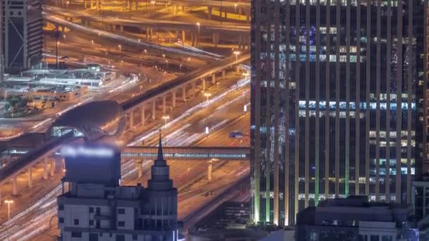 Dubai kikötői tornyok a forgalom Sheikh Zayed út közelében metróállomás éjszakai időbeosztás. — Stock videók