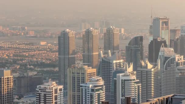 Jumeirah Meren Towers district met veel wolkenkrabbers langs Sheikh Zayed Road luchtfoto timelapse. — Stockvideo