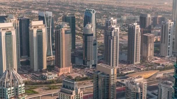 Jumeirah Lakes Towers distrito com muitos arranha-céus ao longo Sheikh Zayed Road cronometragem aérea. — Vídeo de Stock