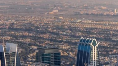 Jumeirah Adaları 'ndaki evler ve villalar JLT gökdelenlerinin üstünde zaman ayarlı.