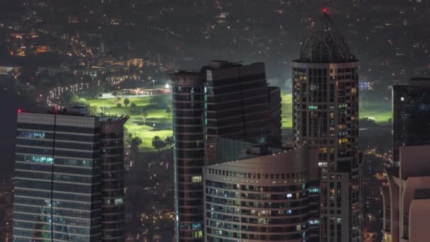 Jumeirah Lakes Towers kerület sok felhőkarcolók mentén Sheikh Zayed Road légi éjszakai időtöltés. — Stock videók
