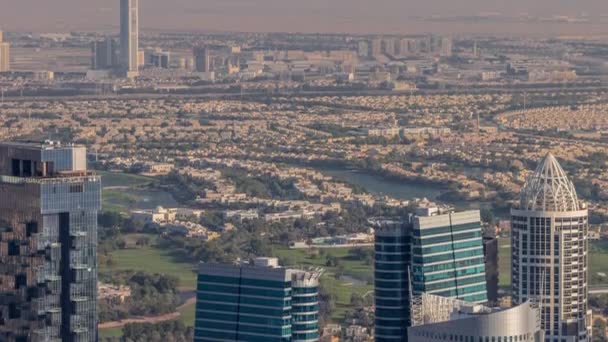 Hus och villor i Jumeirah Islands stadsdel med toppen av JLT skyskrapor timelapse — Stockvideo