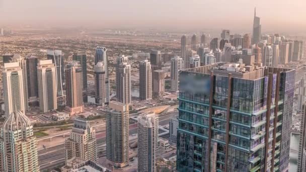 Dubai Marina e JLT distretto con traffico in autostrada tra grattacieli timelapse aerea. — Video Stock
