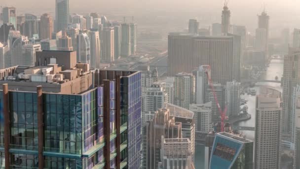 Dubai Marina e distrito de JLT com tráfego na estrada entre arranha-céus. — Vídeo de Stock