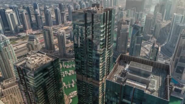 Dubai Marina y el distrito JLT con tráfico en carretera entre rascacielos timelapse aéreo. — Vídeos de Stock