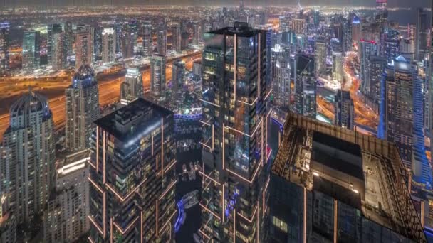 Dubai Marina és JLT kerület a forgalom autópályán között felhőkarcolók légi éjszakai időbeosztás. — Stock videók