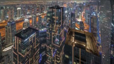 Dubai Marina ve JLT İlçesi gökdelenler arasında karayolu trafiği olan hava akımı gece zaman çizelgesi.