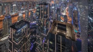Dubai Marina ve JLT İlçesi gökdelenler arasında karayolu trafiği olan hava akımı gece zaman çizelgesi.