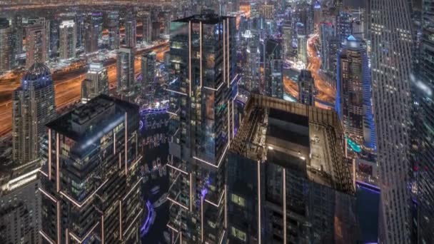 Dubai Marina e JLT distretto con traffico in autostrada tra grattacieli timelapse notte aerea. — Video Stock