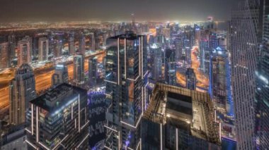 Dubai Marina ve JLT ilçelerinde gökdelenler arasında tüm gece boyunca trafik vardı..