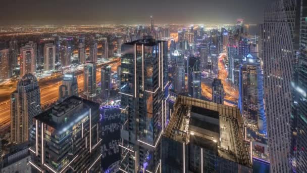 두 바이 마리나 (Dubai Marina) 와 JLT 지구 (JLT district), 고층 빌딩 과 야간 시간 대사이의 교통 로. — 비디오