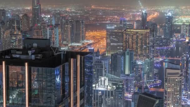 Dubai Marina och JLT distrikt med trafik på motorvägen mellan skyskrapor antenn natt timelapse. — Stockvideo
