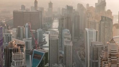 Dubai Marina 'nın Skyline panoramik görüntüsü kıyı şeridi boyunca gökdelenlerle çevrili yapay bir kanal gösteriyor. Dubai, BAE