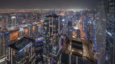Panorama, Dubai Marina ve JLT bölgesini gökdelenler arası karayolu trafiğiyle gösteriyor..