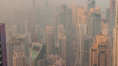 Dubai Marina 'nın Skyline panoramik görüntüsü kıyı şeridi boyunca gökdelenlerle çevrili yapay bir kanal gösteriyor. Dubai, BAE