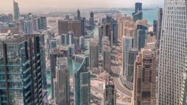 Dubai Marina 'nın Skyline panoramik görüntüsü tüm gün kıyı şeridi boyunca gökdelenlerle çevrili yapay bir kanal gösteriyor. Dubai, BAE