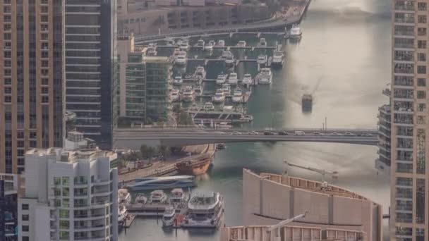 从迪拜码头的景象可以看到一条人工运河被沿着海岸线的摩天大楼环绕。DUBAI，阿联酋 — 图库视频影像