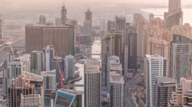 Dubai Marina 'nın Skyline panoramik görüntüsü kıyı şeridi boyunca gökdelenlerle çevrili yapay bir kanal gösteriyor. Dubai, BAE