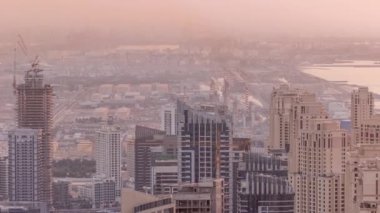 Dubai Marina 'nın Skyline panoramik görüntüsü kıyı şeridi boyunca gökdelenlerle çevrili yapay bir kanal gösteriyor. Dubai, BAE