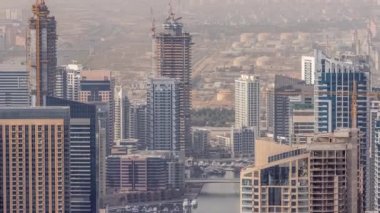 Dubai Marina 'nın Skyline panoramik görüntüsü kıyı şeridi boyunca gökdelenlerle çevrili yapay bir kanal gösteriyor. Dubai, BAE
