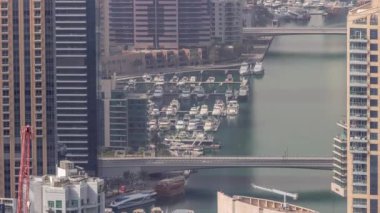 Dubai Marina 'nın kıyı şeridi boyunca gökdelenlerle çevrili yapay bir kanalı gösteren yakın görüntüsü. Dubai, BAE