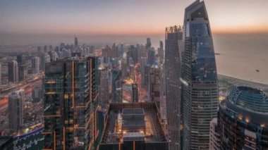 Dubai Marina 'nın ufuk çizgisi panoramik görüntüsü kıyı şeridi boyunca gün boyunca gökdelenlerle çevrili kanalı gösteriyor. Dubai, BAE