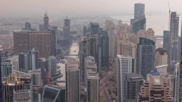 Vista panorâmica da Marina do Dubai mostrando canal cercado por arranha-céus ao longo da linha do dia para a noite timelapse. DUBAI, EAU — Vídeo de Stock