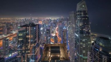 Dubai Marina 'nın Skyline panoramik görüntüsü kıyı şeridi boyunca gökdelenlerle çevrili kanalı gösteriyor. Dubai, BAE