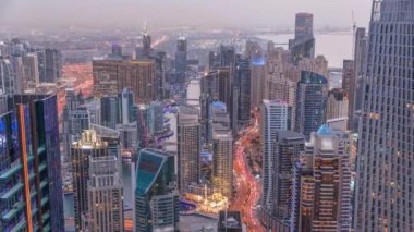 Dubai Marina 'nın ufuk çizgisi panoramik görüntüsü kıyı şeridi boyunca gün boyunca gökdelenlerle çevrili kanalı gösteriyor. Dubai, BAE
