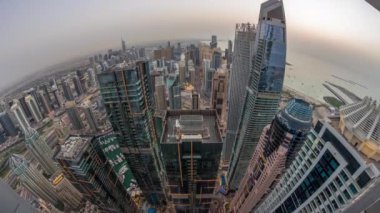 Dubai Marina 'nın Skyline panoraması kıyı şeridi boyunca gün boyunca gökdelenlerle çevrili kanalı gösteriyor. Dubai, BAE