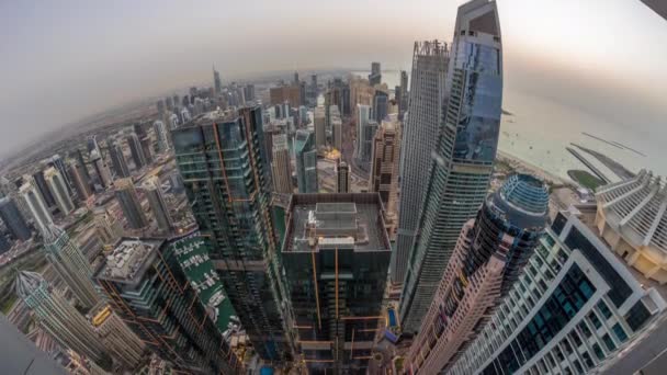 Skyline-Panorama des Jachthafens von Dubai mit Kanal, umgeben von Wolkenkratzern entlang der Küste Tag und Nacht im Zeitraffer. DUBAI, VAE — Stockvideo