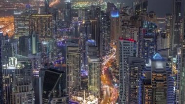 Dubai Marina 'nın Skyline panoramik görüntüsü kıyı şeridi boyunca gökdelenlerle çevrili kanalı gösteriyor. Dubai, BAE