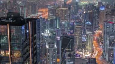 Dubai Marina 'nın Skyline manzarası, kıyı şeridi boyunca uzanan gökdelenlerle çevrili kanalı gösteriyor. Dubai, BAE
