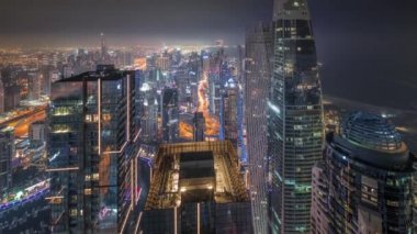 Dubai Marina 'nın Skyline panoramik görüntüsü tüm gece boyunca kıyı şeridi boyunca gökdelenlerle çevrili kanalı gösteriyor. Dubai, BAE