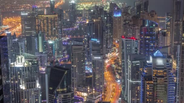 Ουράνια θέα της μαρίνας Ντουμπάι δείχνει κανάλι που περιβάλλεται από ουρανοξύστες κατά μήκος ακτογραμμής όλη τη νύχτα timelapse. DUBAI, ΗΑΕ — Αρχείο Βίντεο