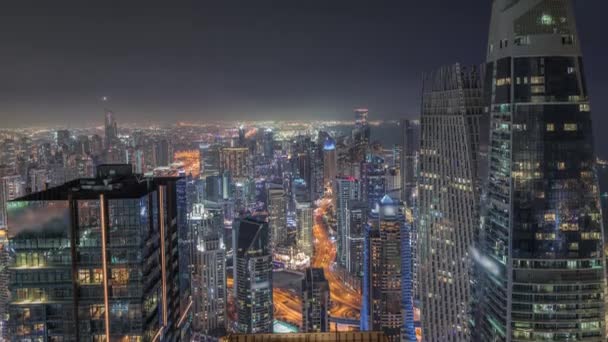 Skyline panoramautsikt över Dubai Marina visar kanalen omgiven av skyskrapor längs strandlinjen natten timelapse. DUBAI, Förenade Arabemiraten — Stockvideo