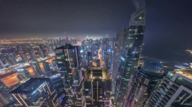 Dubai Marina 'nın Skyline panoramik görüntüsü tüm gece boyunca kıyı şeridi boyunca gökdelenlerle çevrili kanalı gösteriyor. Dubai, BAE