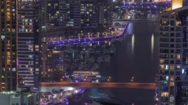 Dubai Marina 'nın kıyı şeridi boyunca uzanan gökdelenlerle çevrili kanalı görüntüsü. Dubai, BAE