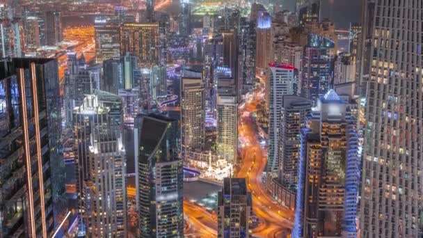Pohled na Dubai Marina ukazuje kanál obklopen mrakodrapy podél pobřeží noční timelapse. DUBAI, SAE — Stock video